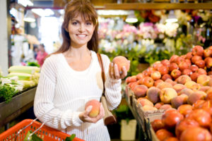 woman-shopping-for-organic-peaches